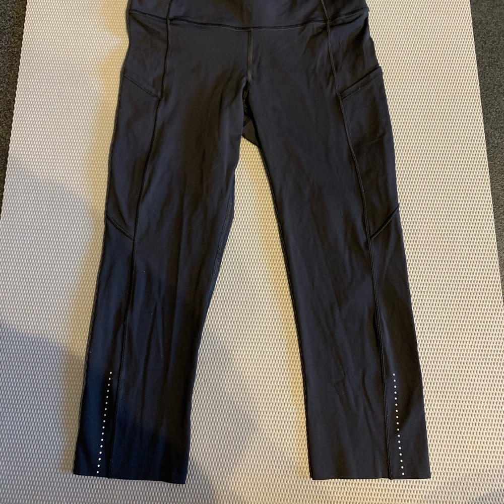 NEVER WORN womens lulu lemon size 6 cropped pants
